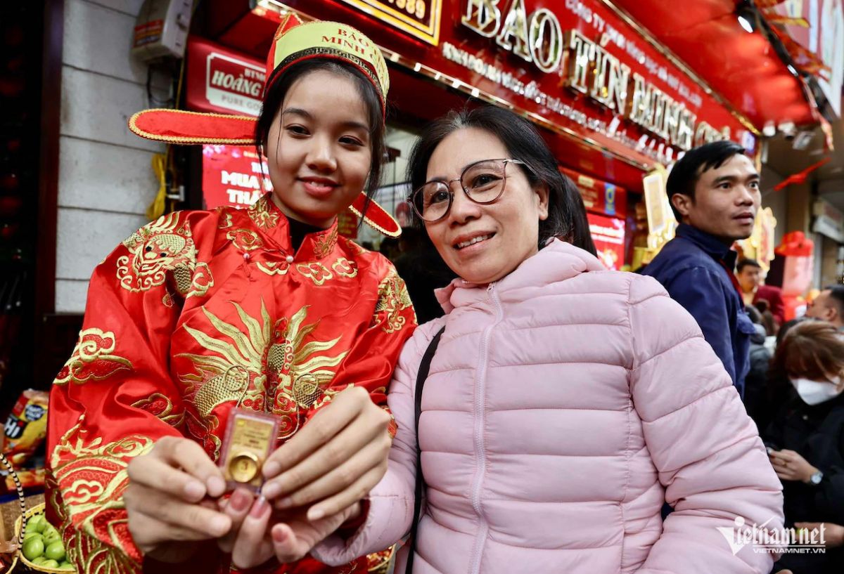 Tiệm vàng chỉ bán ra không mua vào, có người chốt lấy 200 chiếc nhẫn trơn