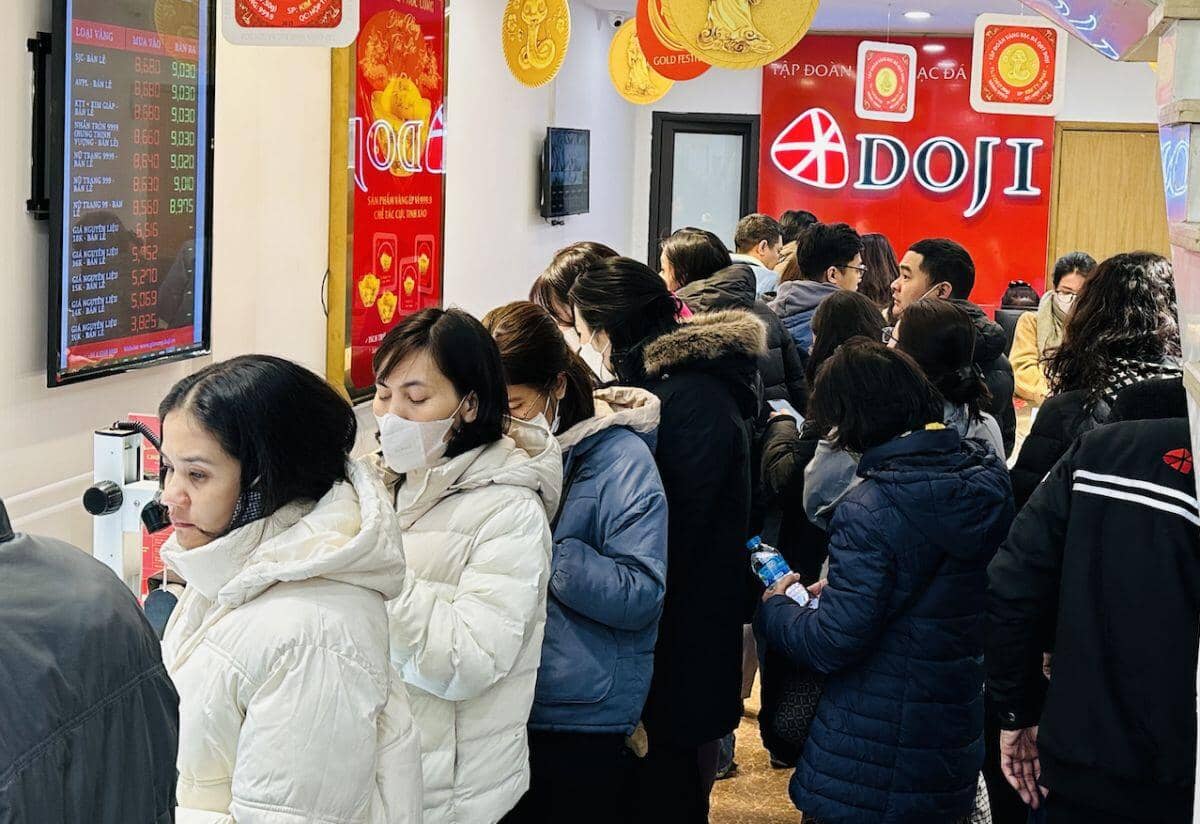Tiệm vàng chỉ bán ra không mua vào, có người chốt lấy 200 chiếc nhẫn trơn
