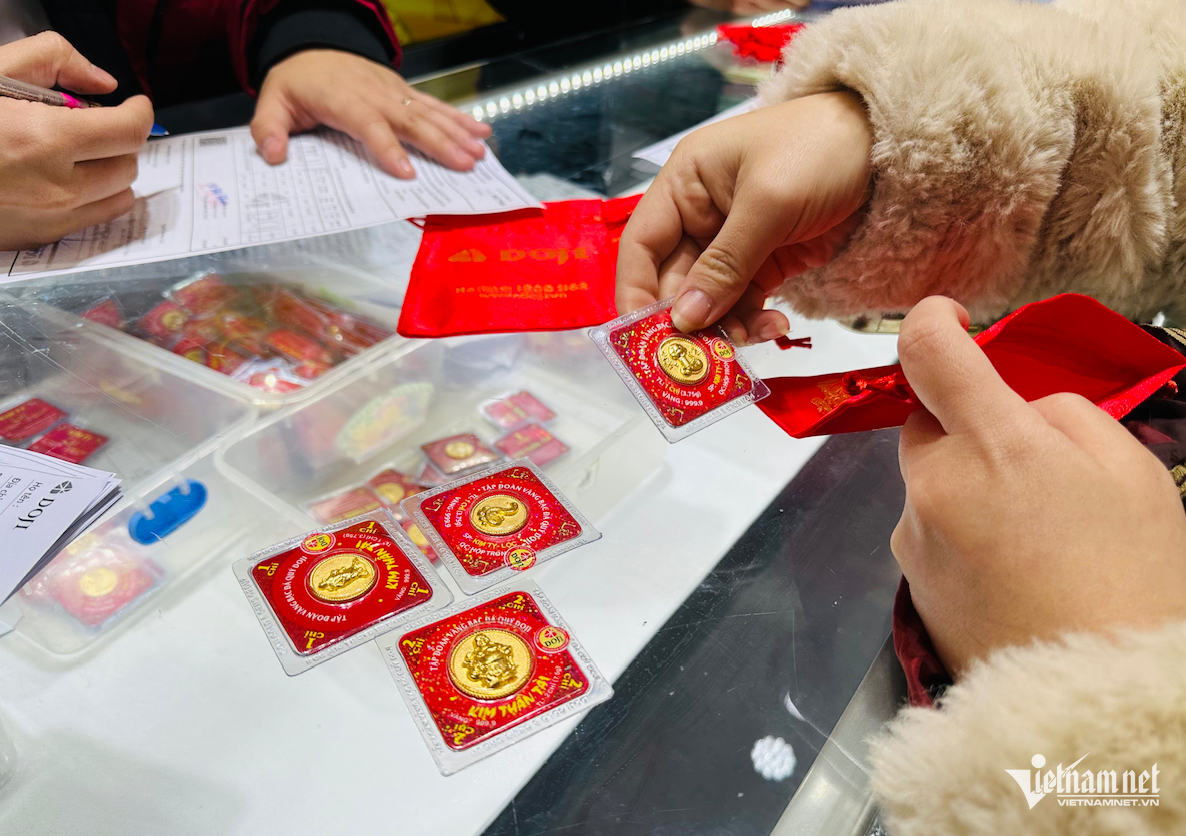 Tiệm vàng chỉ bán ra không mua vào, có người chốt lấy 200 chiếc nhẫn trơn
