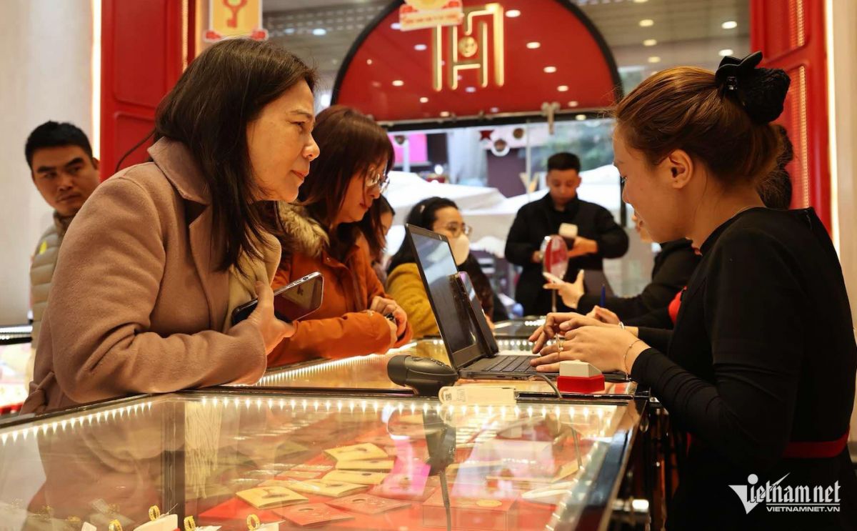 Tiệm vàng chỉ bán ra không mua vào, có người chốt lấy 200 chiếc nhẫn trơn