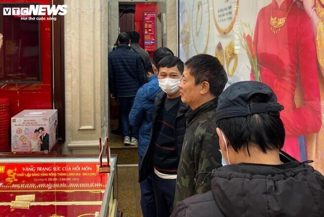 Giá vàng cao nhất lịch sử, người dân vẫn kéo đi mua