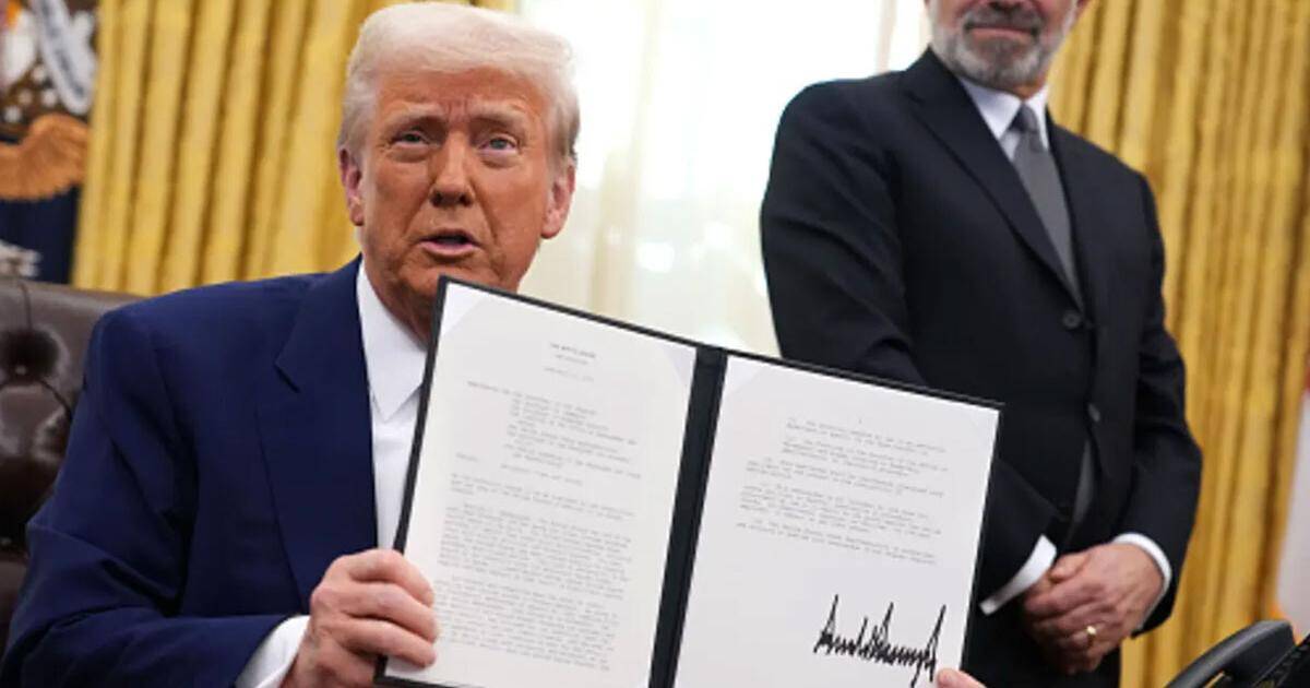 Ông Trump ra lệnh mới rúng động toàn cầu, Việt Nam có thể ngoài 'tâm chấn'?