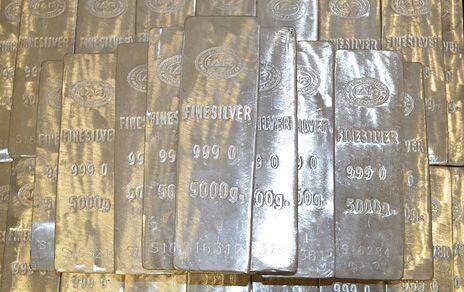 Giá bạc tăng mạnh nhờ đà tăng của vàng, tiến sát mức cao nhất trong 10 năm