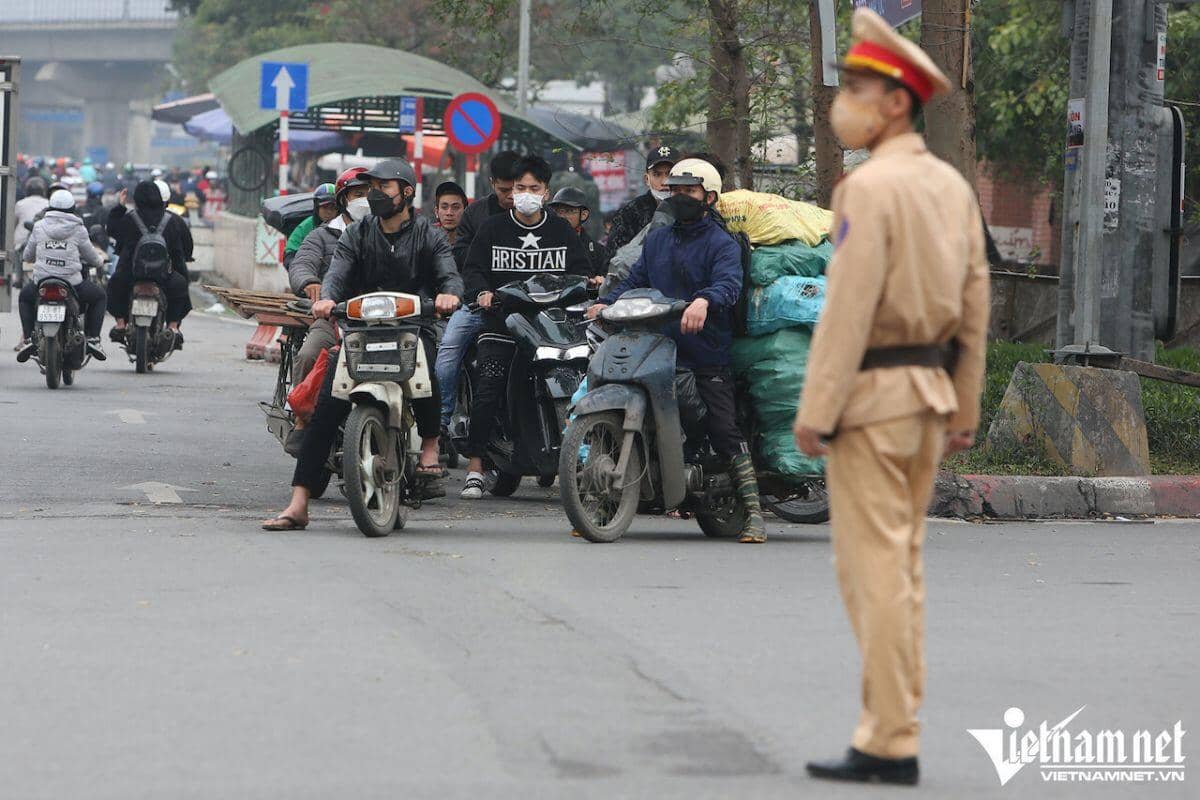 Thay vì nâng mức phạt gấp đôi, Hà Nội nên phát triển giao thông công cộng