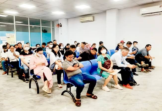 Người dân 'ùn ùn' đi làm thủ tục cấp đổi giấy phép lái xe