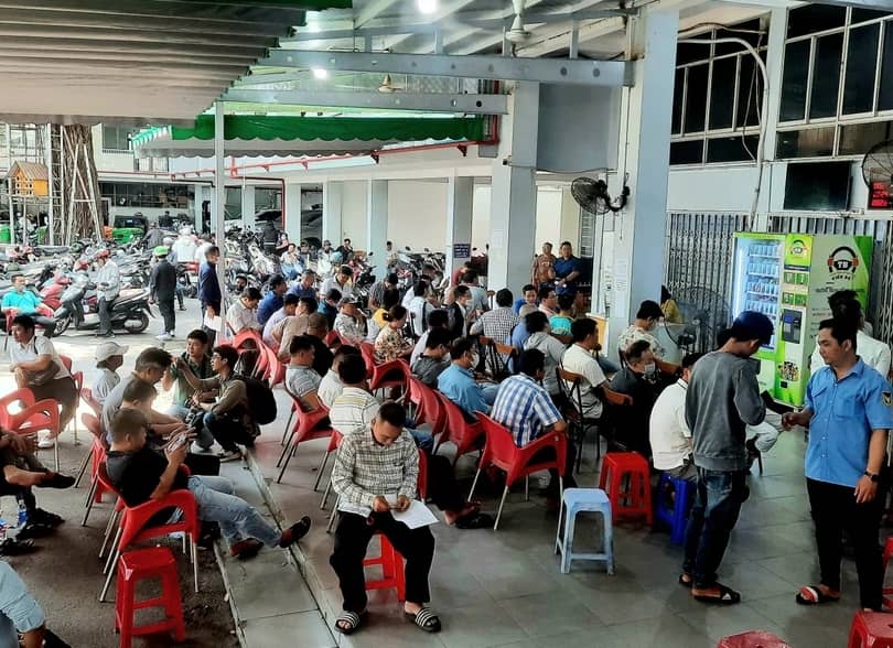 Người dân 'ùn ùn' đi làm thủ tục cấp đổi giấy phép lái xe