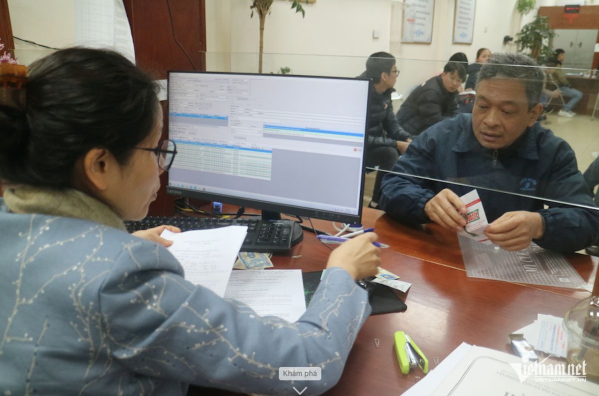 Xếp hàng từ hơn 4h để đổi bằng lái xe ở Hà Nội