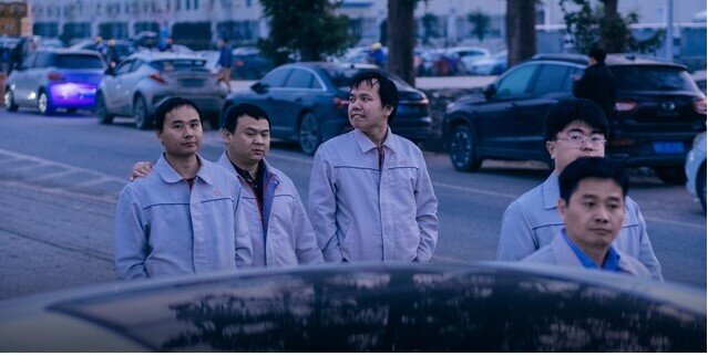 Những công nhân "sống mòn" xây giấc mơ xe điện Trung Quốc: Xe lăn bánh trên đường, đời lạc trôi về đâu?