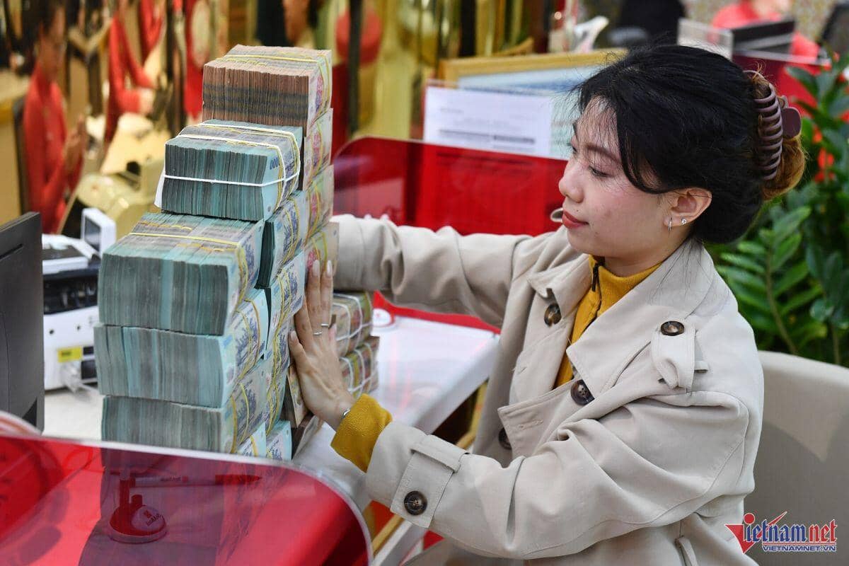 Đánh thuế thu nhập tiền lãi tiết kiệm: Tiền sẽ rút khỏi ngân hàng