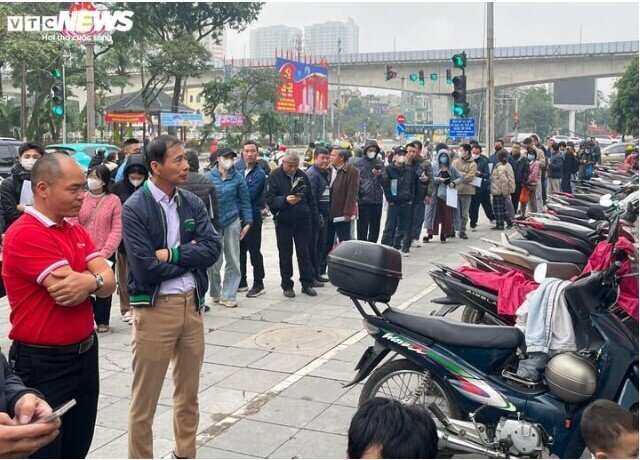 Điểm cấp đổi bằng lái xe đông nghẹt, 'cò' mời dịch vụ xếp hàng hộ giá cao ngất