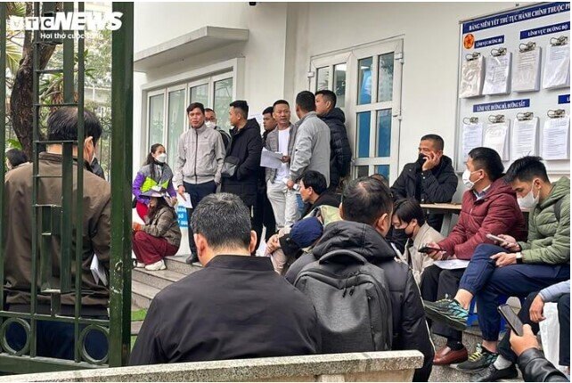 Điểm cấp đổi bằng lái xe đông nghẹt, 'cò' mời dịch vụ xếp hàng hộ giá cao ngất