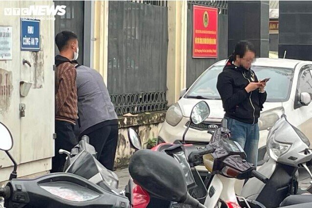 Điểm cấp đổi bằng lái xe đông nghẹt, 'cò' mời dịch vụ xếp hàng hộ giá cao ngất