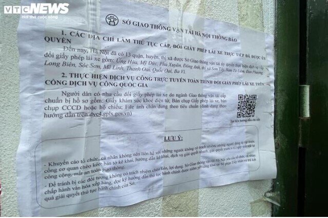 Điểm cấp đổi bằng lái xe đông nghẹt, 'cò' mời dịch vụ xếp hàng hộ giá cao ngất