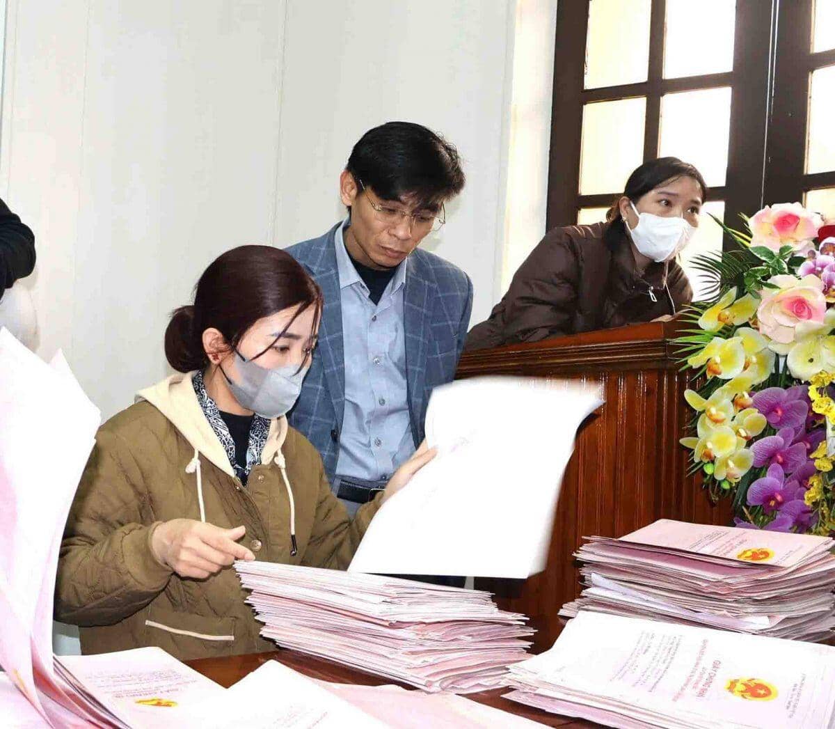 Nghìn người đổ xô đăng ký biến động giấy chứng nhận quyền sử dụng đất sau sáp nhập