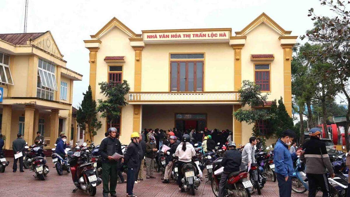 Nghìn người đổ xô đăng ký biến động giấy chứng nhận quyền sử dụng đất sau sáp nhập