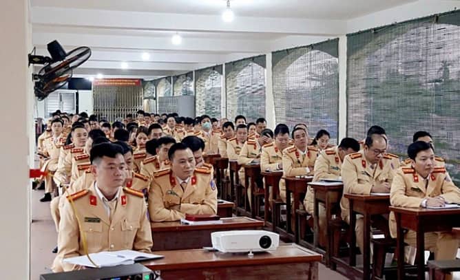 Công an Hà Nội bắt đầu 'làm quen' với việc sát hạch, cấp giấy phép lái xe