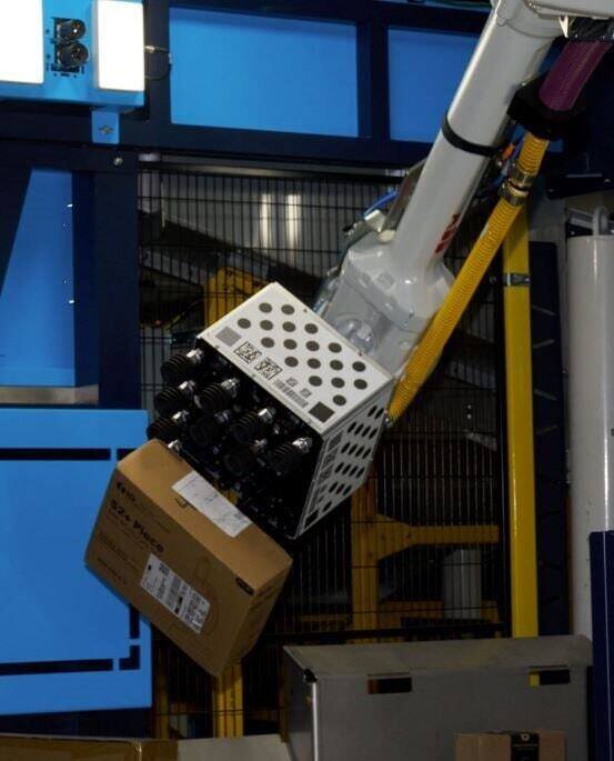 Nhóm nạn nhân đầu tiên của robot xuất hiện: 800 triệu lao động toàn cầu sẽ sớm mất việc, thế giới phải chung sống cùng máy móc vào năm 2025