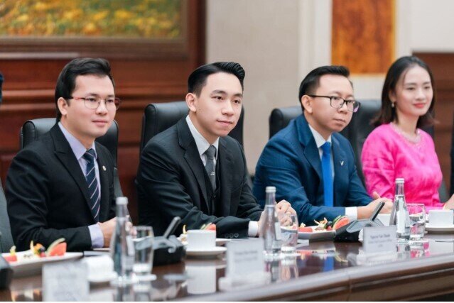 Hai con trai của tỷ phú Phạm Nhật Vượng tiếp đón Thủ tướng New Zealand, xe VinFast nhận cơn mưa lời khen