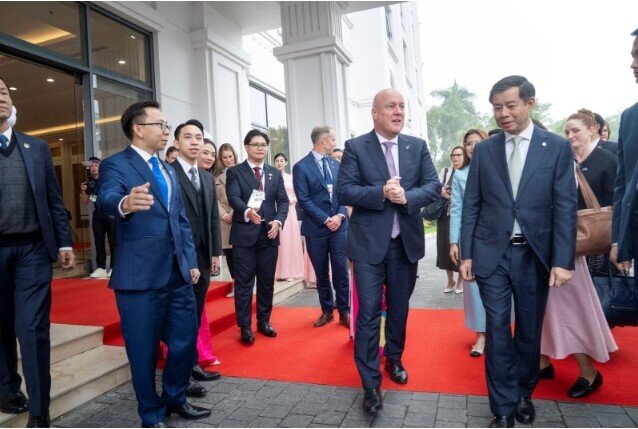 Hai con trai của tỷ phú Phạm Nhật Vượng tiếp đón Thủ tướng New Zealand, xe VinFast nhận cơn mưa lời khen