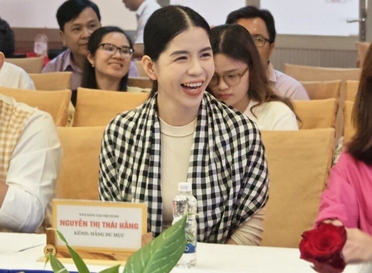 Loạt doanh nghiệp ẩn sau "chiến thần livestream" Hằng Du Mục và Quang Linh Vlogs