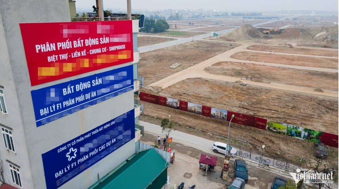'Cò' tràn lề đường vẫy khách cho dự án 100-300 triệu đồng/m2 ngoại thành Hà Nội