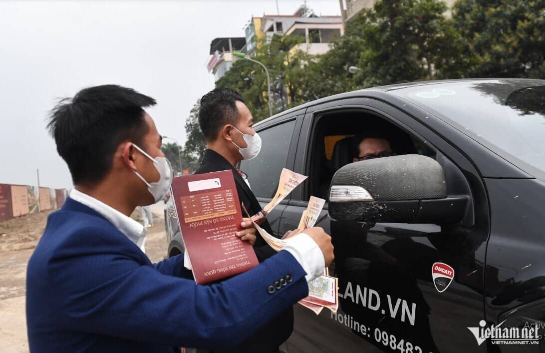 'Cò' tràn lề đường vẫy khách cho dự án 100-300 triệu đồng/m2 ngoại thành Hà Nội