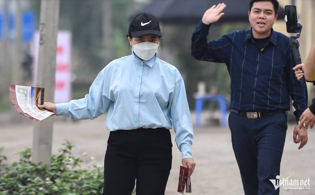 'Cò' tràn lề đường vẫy khách cho dự án 100-300 triệu đồng/m2 ngoại thành Hà Nội