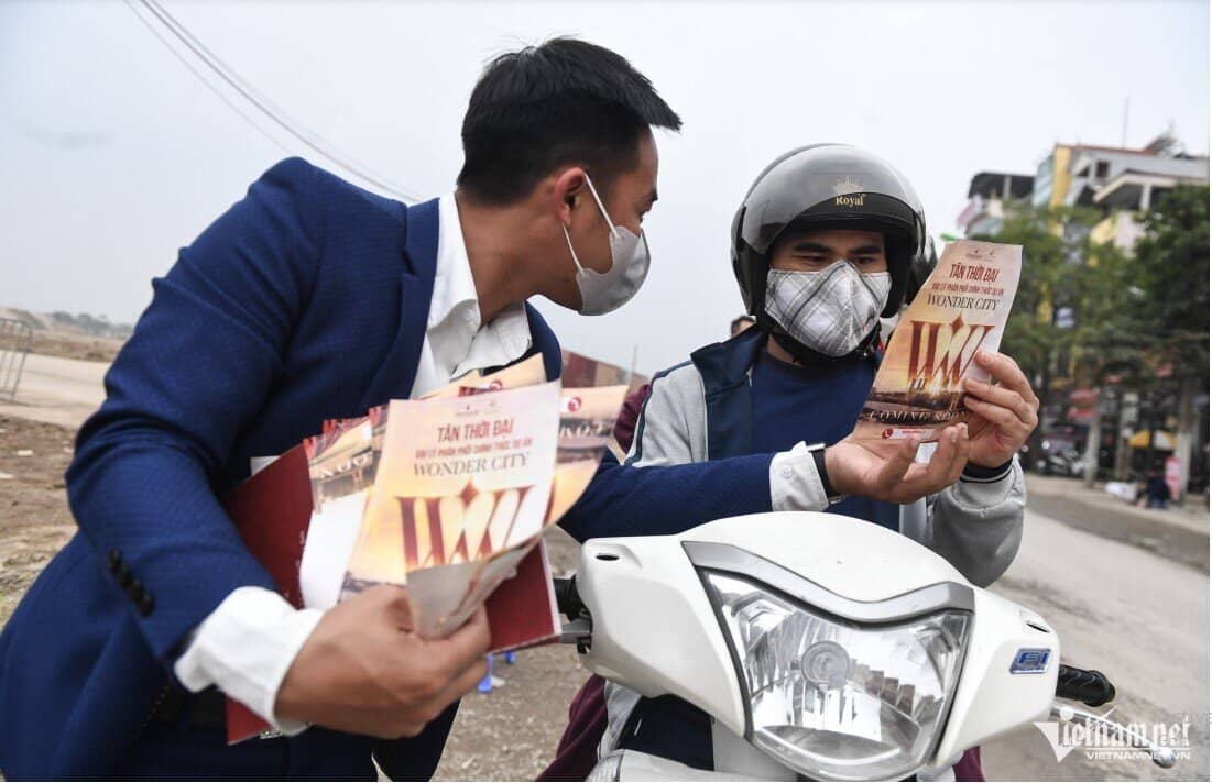 'Cò' tràn lề đường vẫy khách cho dự án 100-300 triệu đồng/m2 ngoại thành Hà Nội