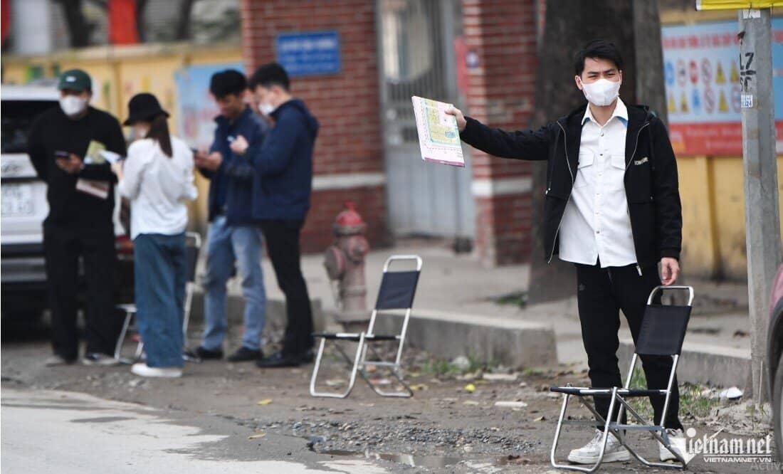 'Cò' tràn lề đường vẫy khách cho dự án 100-300 triệu đồng/m2 ngoại thành Hà Nội