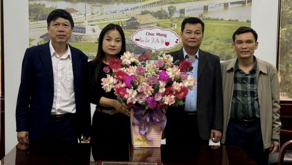 Đến chúc mừng ngày 8/3, trung tâm 15 người thì chỉ 1 người làm việc đúng giờ
