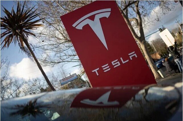 Tỷ phú  Elon Musk 'nổ' Tesla là hãng công nghệ, đưa vốn hoá lên 1.000 tỷ USD để rồi khiến NĐT hoảng loạn nhận ra đây chỉ là 1 công ty... xe hơi