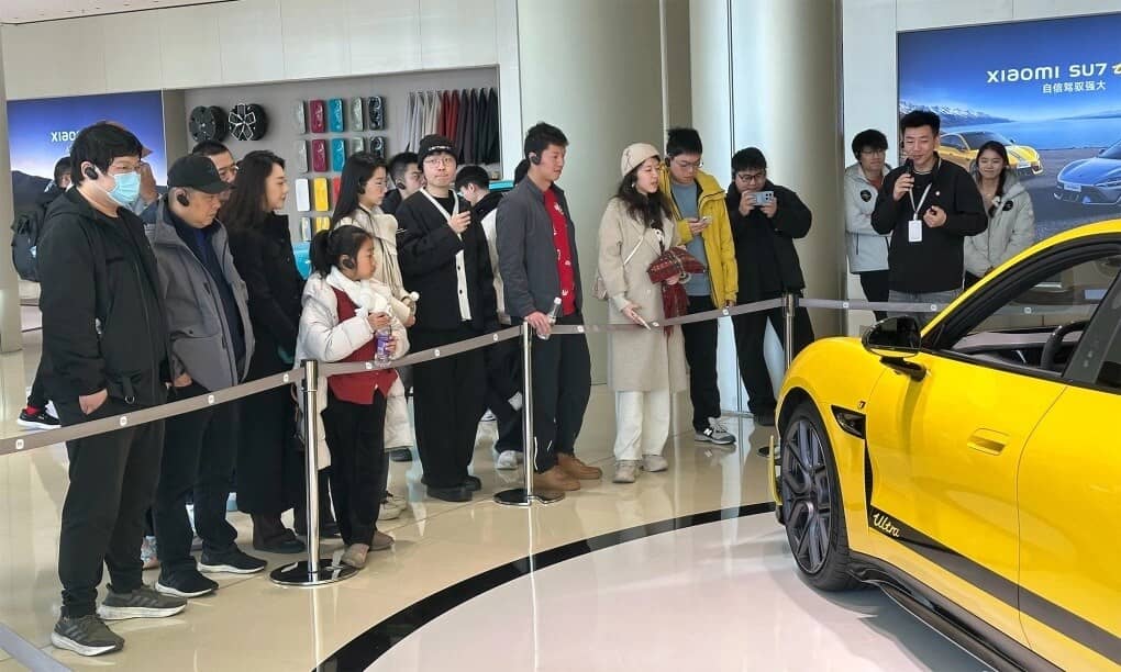 Nhà máy xe điện Xiaomi hút giới trẻ đến tham quan