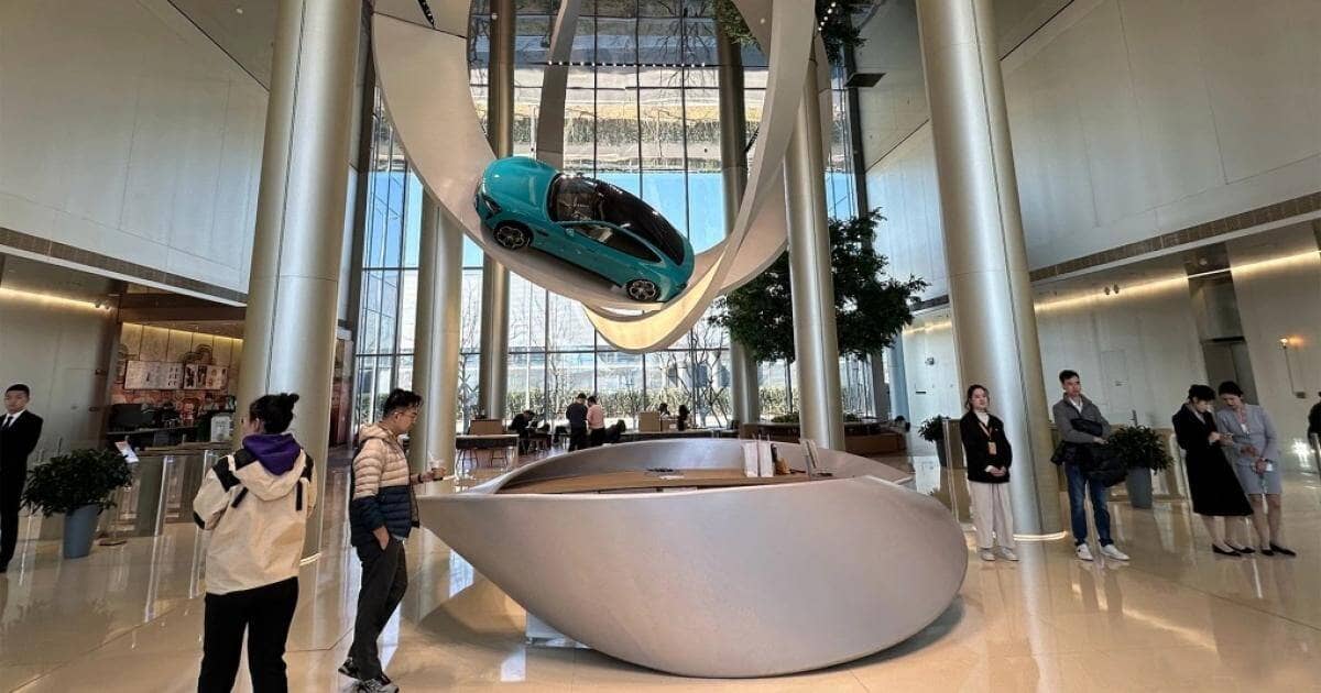 Nhà máy xe điện Xiaomi hút giới trẻ đến tham quan