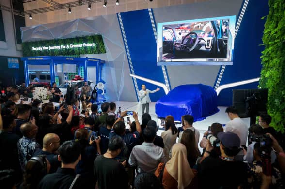 Vinfast lần đầu trưng bày mẫu xe VF6 tay lái nghịch tại triển lãm IIMS Surabaya 2025. Surabaya, 28/05/2025  ...