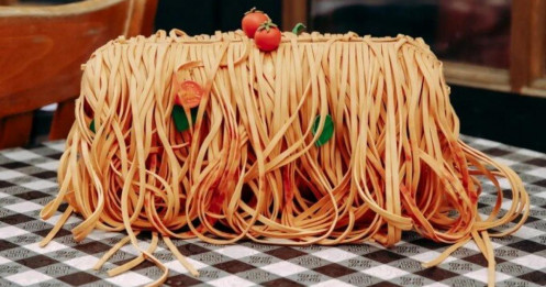 Túi hình mỳ spaghetti giá 3.250 USD