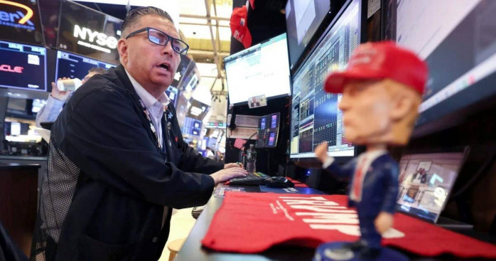 Dow Jones mất hơn 900 điểm sau khi Trump tố FED Là ‘Kẻ Thất Bại’!