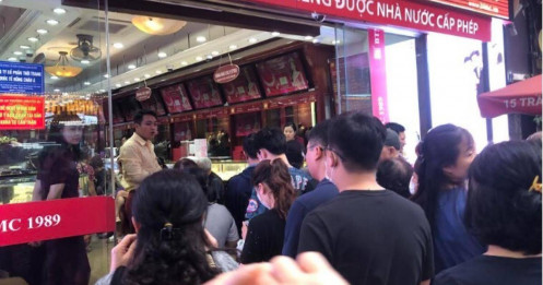 Giá vàng phục hồi, cảnh trái ngược ở hai tiệm vàng lớn trên phố Trần Nhân Tông