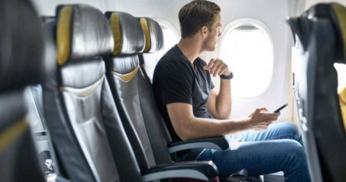 Luật ngầm về đặt tay khi ngồi máy bay