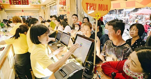 Giá vàng thế giới tiếp tục tăng, neo ở mức cao