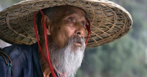 Tổ Tiên nói: 'Đầu người giàu không có tóc, chân người nghèo không có lông'