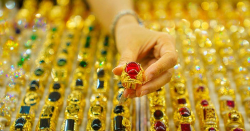 Giá vàng hôm nay 4/5/2025 chốt tuần giảm, cảnh báo tiếp tục lao dốc