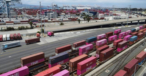 Những chiếc thuyền đầu tiên chở hàng hóa Trung Quốc với mức thuế 145% đang cập cảng Los Angeles