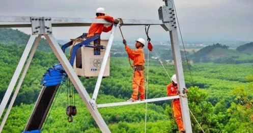 Giá điện 'leo thang': 'Cứu cánh' EVN hay 'gánh nặng' người dân?