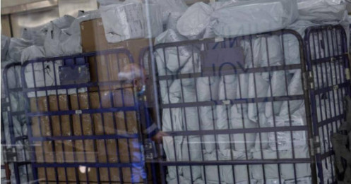 Mỹ giảm thuế hàng giá trị thấp từ Trung Quốc xuống còn 54%