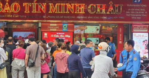 Giá vàng chiều 13/5 bật tăng dữ dội, cửa hàng trên phố vàng chật kín khách làm điều này