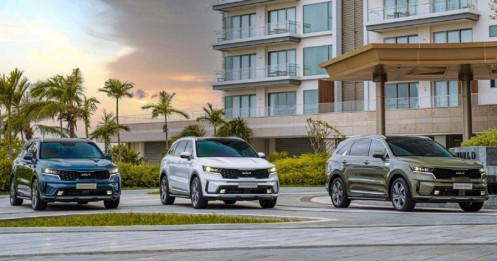 Doanh số giảm, tồn kho tăng vọt, ô tô ồ ạt giảm giá