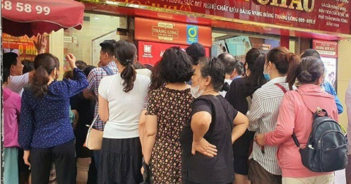 Hơn 20 ngày chăm chỉ xếp hàng mua vàng, người phụ nữ ở Hà Nội lỗ gần 200 triệu đồng