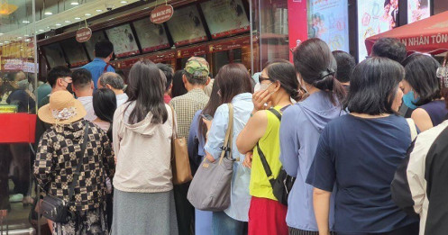 Giá vàng lao dốc từ đỉnh cao, người vét hết tiền mua 15 lượng vàng ngày càng lo lắng