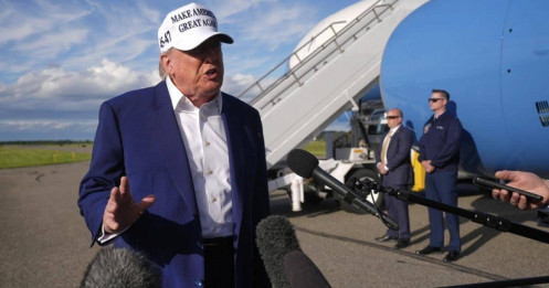 NÓNG: Tổng thống Mỹ Donald Trump tuyên bố hoãn áp thuế lên hàng hóa EU đến ngày 9/7