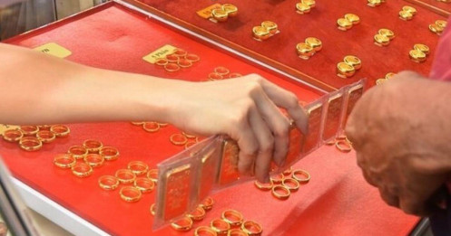 Giá vàng trong nước giảm mạnh sau yêu cầu điều hành mới nhất của Thủ tướng, dự báo về 107 triệu đồng/lượng